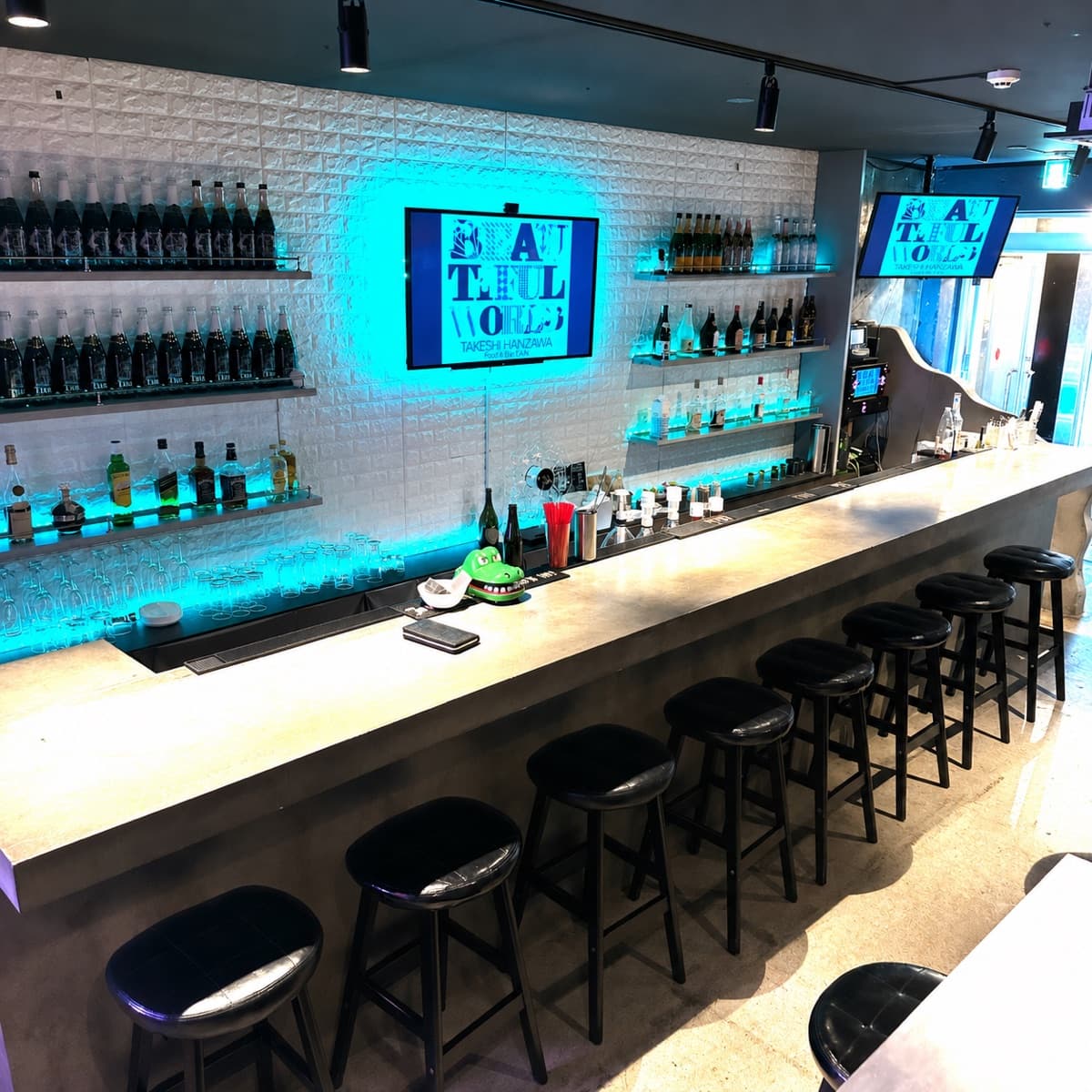 Girl'sBar Tifa 那覇店の店内カウンター