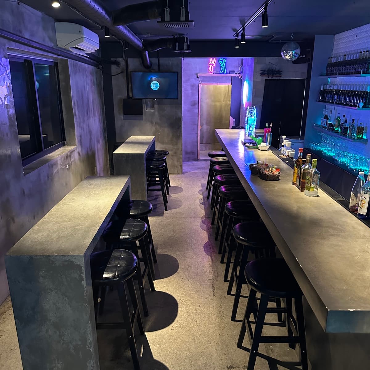 Girl'sBar Tifa 那覇店のカウンター全景