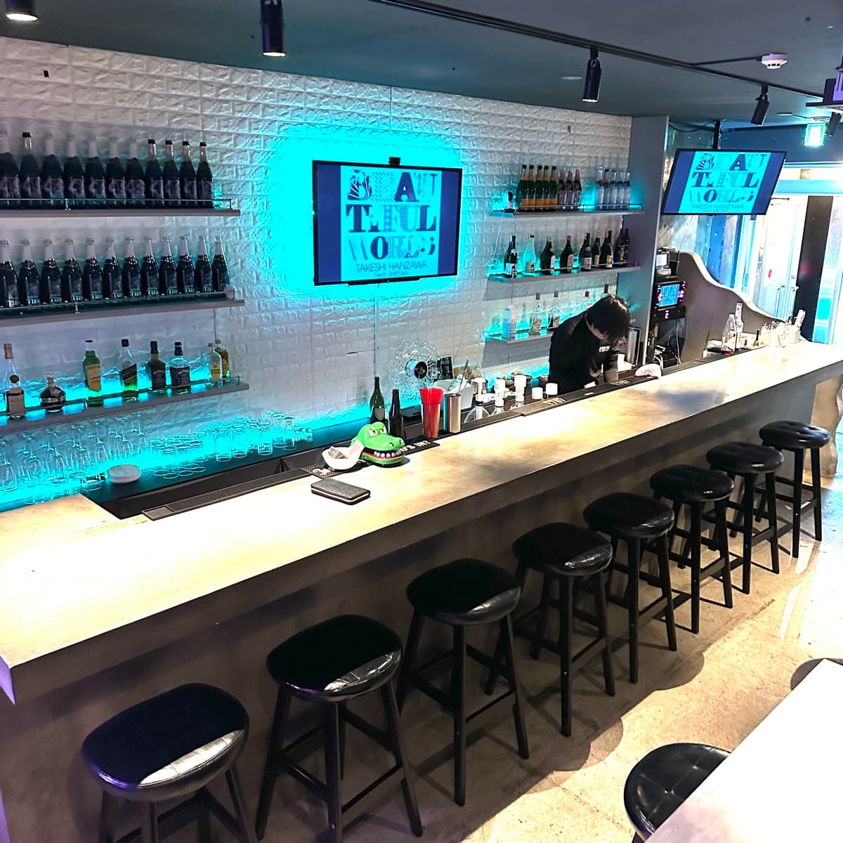 Girl'sBar Tifa 那覇店のボトル棚とモニター