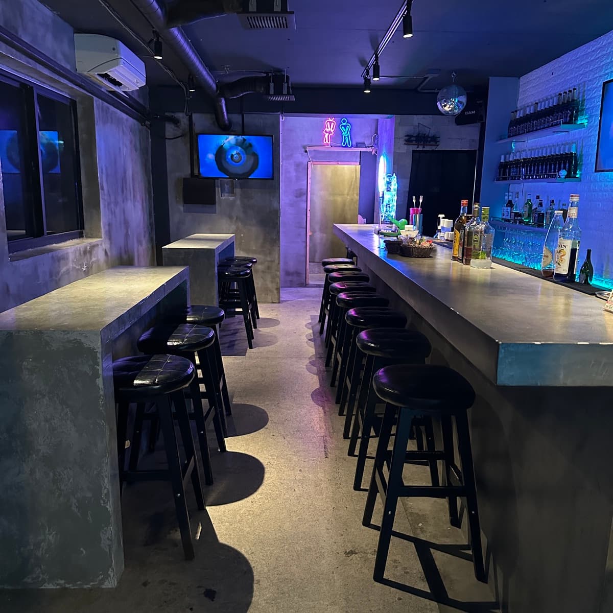 Girl'sBar Tifa 那覇店の店内の雰囲気
