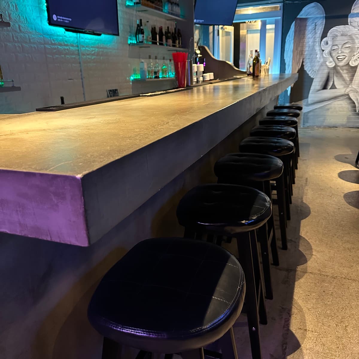 Girl'sBar Tifa 那覇店のアートウォール