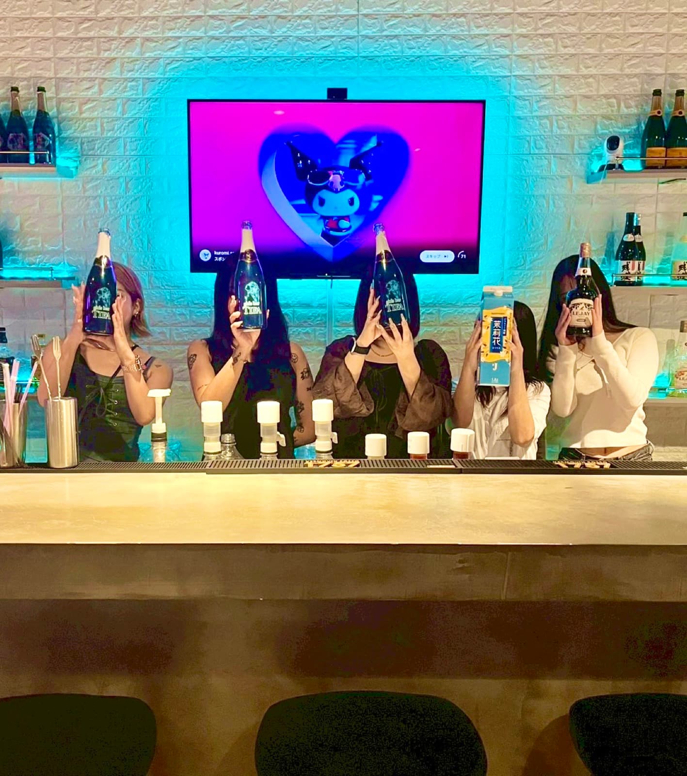 Girl'sBar Tifa 那覇店の店内カウンター